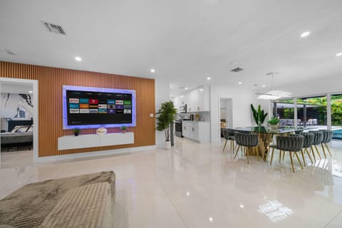 Luxury Villa Solara w Heated Pool Hot Tub BBQ House in Golden Glades