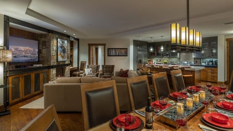 TV and multimedia, Seating area, Dining area, fireplace, kitchen