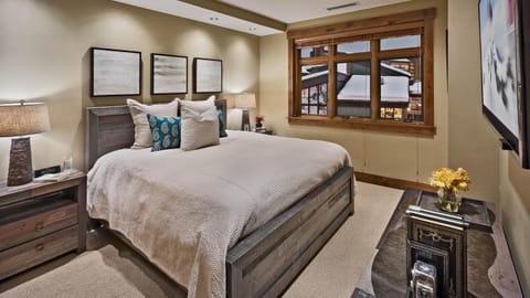 Bed, TV and multimedia, View (from property/room), Bedroom