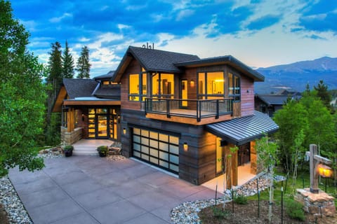 Facade/entrance, Balcony/Terrace, Mountain view, Parking
