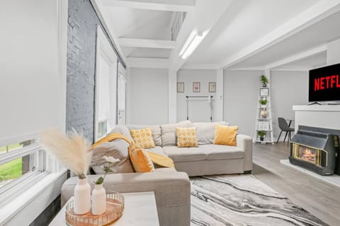 TV and multimedia, Living room, Photo of the whole room, Seating area, fireplace