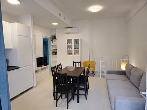 TV and multimedia, Kitchen or kitchenette, Living room, Seating area, Dining area, oven, air conditioner