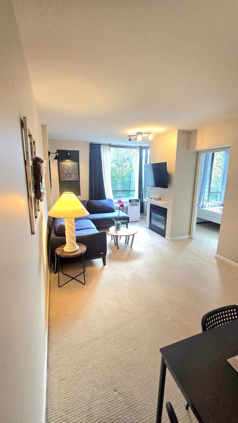 Bright 2BR Close to Seabus, and Lower Lonsdale Apartment in North Vancouver