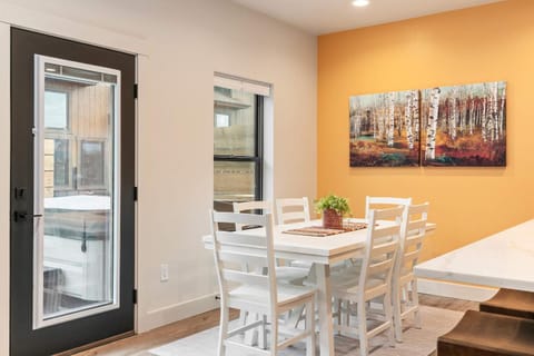 Vibrant Home with Hot Tub AC & 2 Car Garage House in Driggs