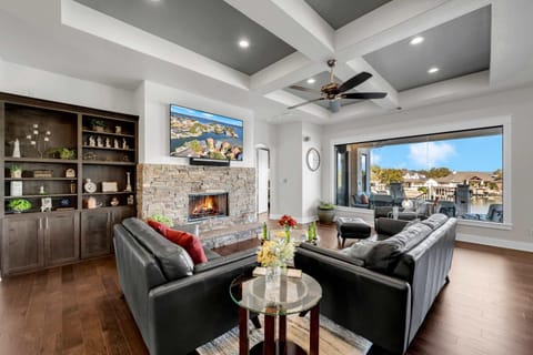 Diagonal Bay Escape with Concierge Services House in Lake Lyndon B Johnson