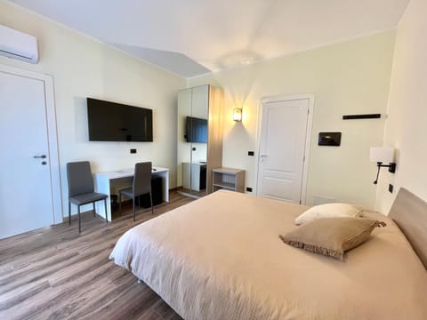 Bed, TV and multimedia, Bedroom, wardrobe, air conditioner