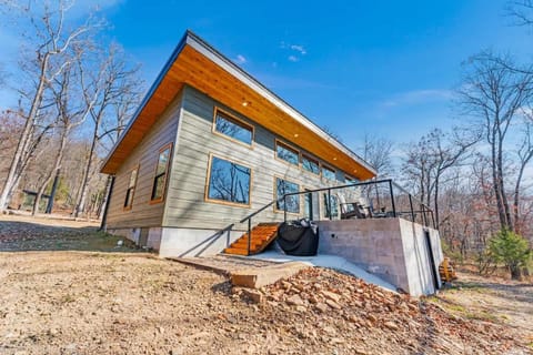 Caribou Cabin at Thunder Bluff Cabin in Fayetteville