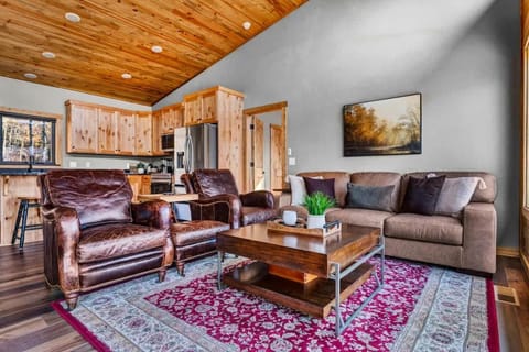 Caribou Cabin at Thunder Bluff Cabin in Fayetteville