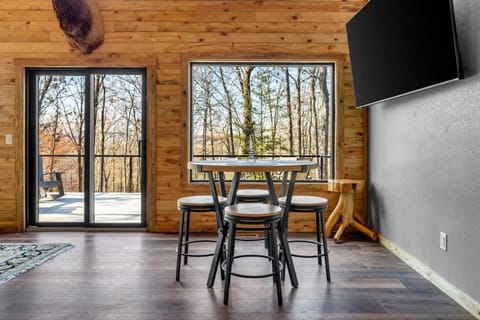 Elk Cabin at Thunder Bluff Cabin in Fayetteville