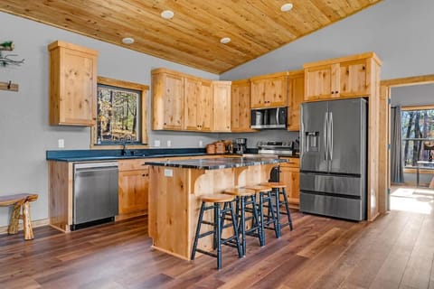 Elk Cabin at Thunder Bluff Cabin in Fayetteville