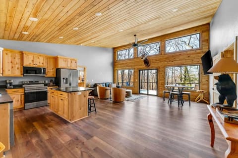 Elk Cabin at Thunder Bluff Cabin in Fayetteville