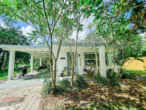 Curlys Cottage - A Vintage Coastal Retreat Apartment in West Melbourne