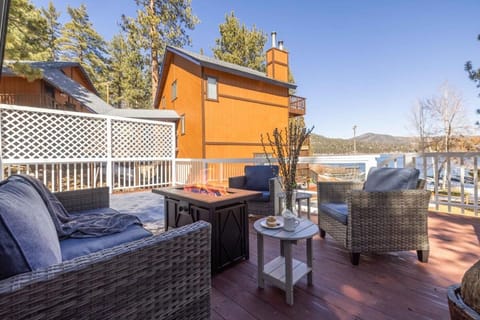 Cove Lakeside Jacuzzi, Central AC, Stunning View House in Big Bear