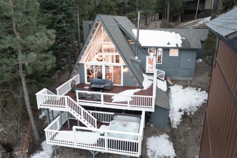 Cove Lakeside Jacuzzi, Central AC, Stunning View House in Big Bear