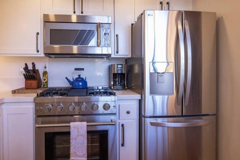 Cove Lakeside Jacuzzi, Central AC, Stunning View House in Big Bear