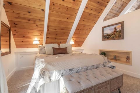 Cove Lakeside Jacuzzi, Central AC, Stunning View House in Big Bear