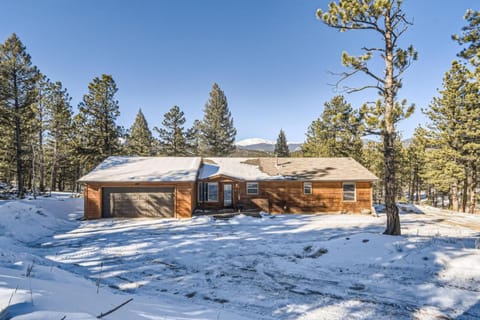 Cozy Wolfcamp Chalet with Hot Tub, Views with Fast Wifi House in Bailey