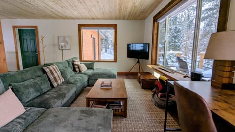 Cozy Wolfcamp Chalet with Hot Tub, Views with Fast Wifi House in Bailey