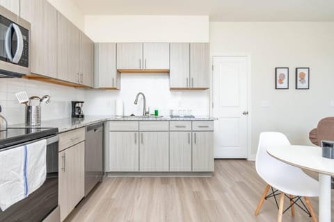 Coffee/tea facilities, Kitchen or kitchenette, Dining area, dishwasher, stove, toaster