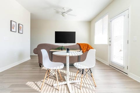 TV and multimedia, Living room, Seating area, Dining area, fireplace