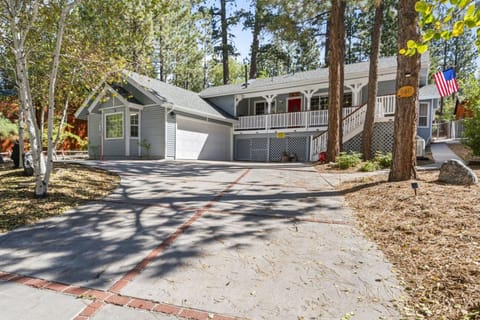 Story Time Hot Tub Game Room EV Charger Back Up Generator Mountain Luxury House in Big Bear