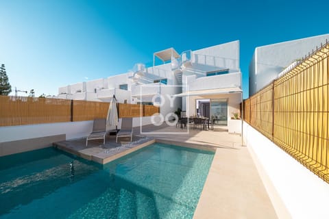 Property building, Balcony/Terrace, Pool view, Swimming pool, sunbed