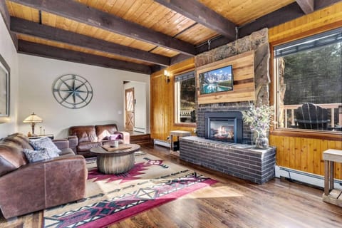 King of the Mountain. Private Hot Tub. Pets allowe House in Idaho Springs