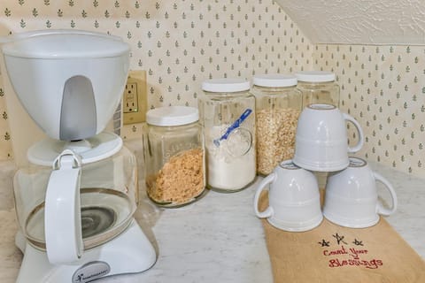 Trails and Fishing Pond 4 Mi to downtown Apartment in Indiana