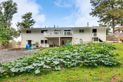 9 Mi to Downtown Atlanta Home with Deck and Yard! House in Panthersville