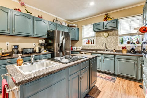 9 Mi to Downtown Atlanta Home with Deck and Yard! House in Panthersville