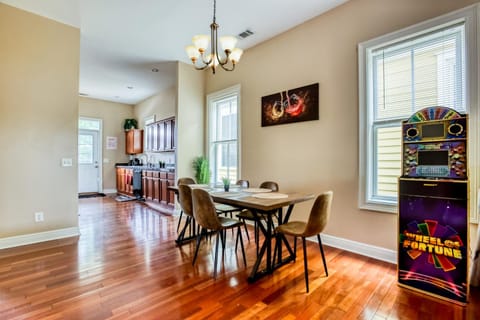 Game Room, Dining area