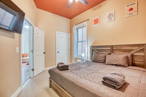 Bed, TV and multimedia, Photo of the whole room, Bedroom, towels, wardrobe