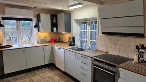 Coffee/tea facilities, Kitchen or kitchenette, dishwasher, oven, stove, toaster