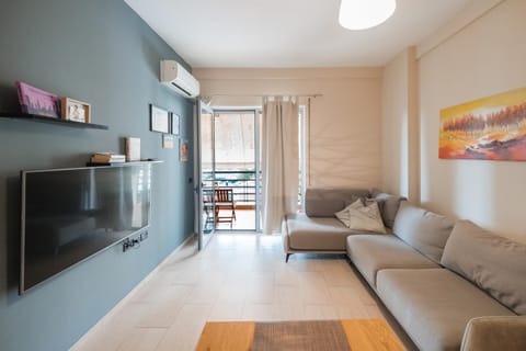 TV and multimedia, Living room, Seating area, Evening entertainment, air conditioner