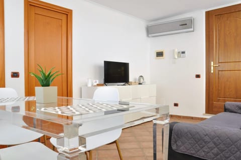 Communal lounge/ TV room, Living room, Dining area