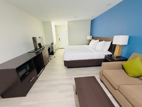 Bed, TV and multimedia, Photo of the whole room, Seating area, Bedroom
