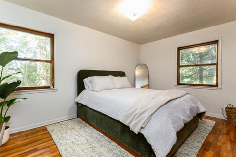 Blue & Gold Haven - 3B 2BA House Close to ND Stadium House in South Bend