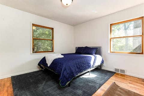 Blue & Gold Haven - 3B 2BA House Close to ND Stadium House in South Bend