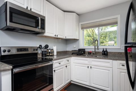 The Serene Escape, 5 minutes to ATL airport Apartment in College Park