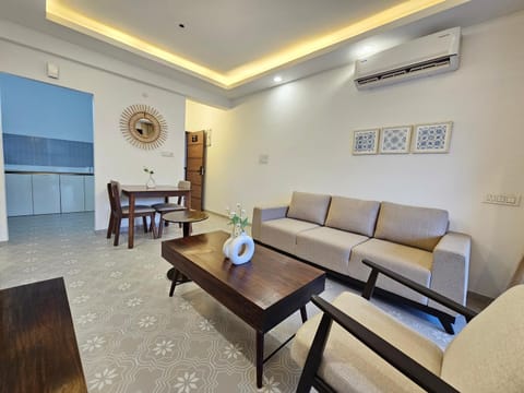 Living room, Seating area, Dining area, air conditioner