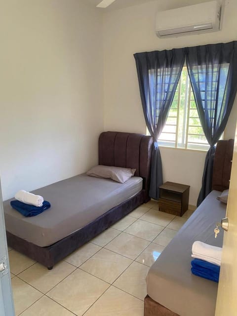 Bed, Living room, Photo of the whole room, towels, air conditioner