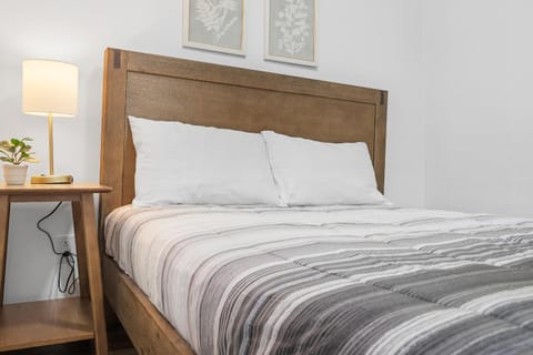 Pittsburgh Shadyside 1B Cozy and Stylish Private Bedroom with Shared Bathroom Vacation rental in Shadyside