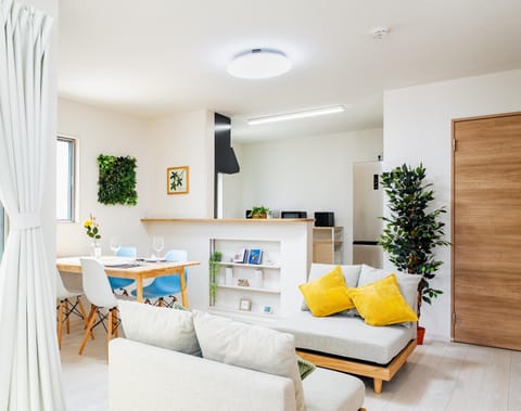 TV and multimedia, Kitchen or kitchenette, Living room, Seating area, Dining area, kitchen
