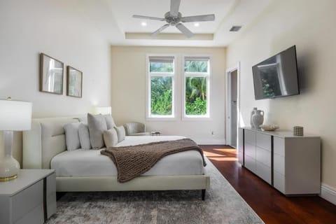 Bed, Photo of the whole room, Seating area, Bedroom