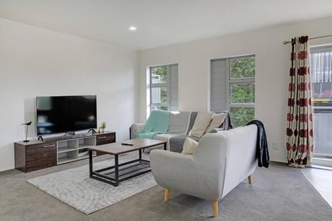 Rare Find Large TownHouse 4BR 2Bath Garage House in Auckland