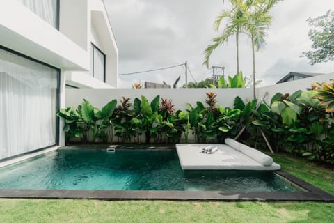 Villa Victoria - 2BR Private Pool Villa - Nuanu Villa in Kediri