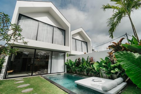 Villa Victoria - 2BR Private Pool Villa - Nuanu Villa in Kediri