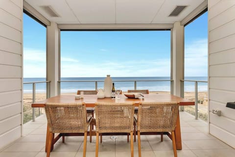 View (from property/room), Balcony/Terrace, Dining area, Sea view