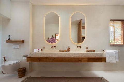 Toilet, Bathroom, towels