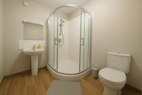 Bright 2-Bed Top Floor Flat, Full Kitchen, Parking Apartment in Taunton